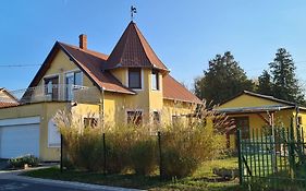 Hajas Familia Kiado Szobak
